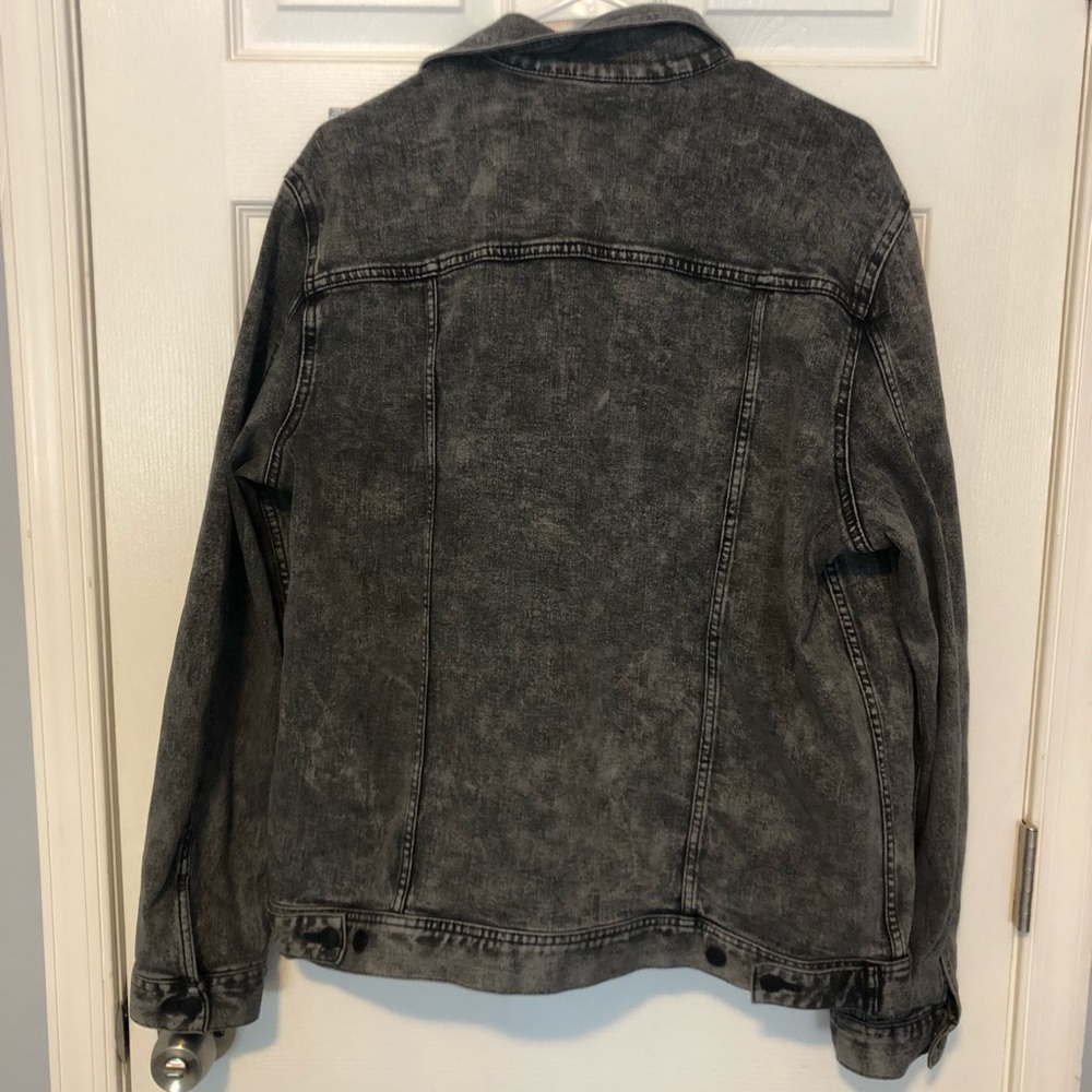 Men’s large dark gray jean jacket.
